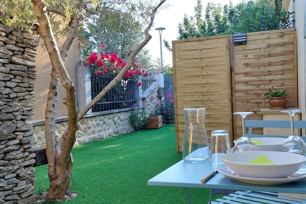 Gite De L'Olivier, Classe, Climatise, Jardin Avec Parking Gratuit Devant Le Logement Et A 5 Minutes Du Centre-Ville A Pied LʼIsle-sur-la-Sorgue Exteriér fotografie